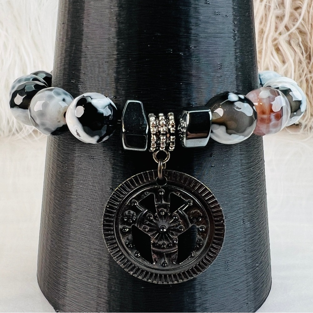 Bohemian chic beaded circle charm stretch bracelet - Picture 8 of 8